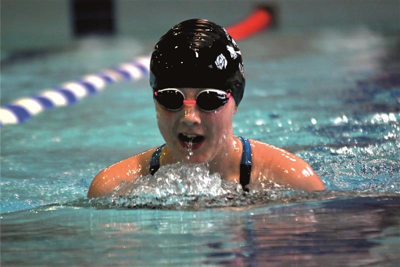 Kopřivnická plavkyně Aneta Pantůčková na domácích závodech skončila dvakrát v TOP 10 a hlavně si připsala tři nové osobní rekordy. FOTO: MAREK HAVRAN