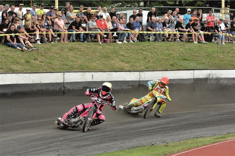 Kopřivnice se v neděli 4. srpna znovu bavila plochou dráhou. Na zdejším oválu se šestnáct jezdců utkalo o body do Mistrovství České republiky jednotlivců. První finále vyhrál Adam Bednář z AK Markéta. Nejlépe z kopřivnických jezdců skončil pátý Jan Macek.