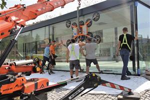 Devátého července byla za pomoci speciální techniky instalována nová prosklená stěna výstavního pavilonu. Ta původní nevydržela tlaky při sesedání objektu. FOTO: D. MACHÁČEK