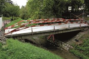 Rekonstrukce lávky pro pěší propojující ulice Kpt. Nálepky a Dukelskou má být dokončena do kopřivnické pouti.  FOTO: DAVID MACHÁČEK