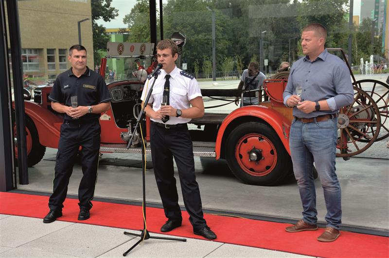 Starosta SDH Kopřivnice Adam Fojtík (u mikrofonu) zahajuje výstavu připravenou u příležitosti 140. výročí činnosti místních hasičů. FOTO: DAVID MACHÁČEK