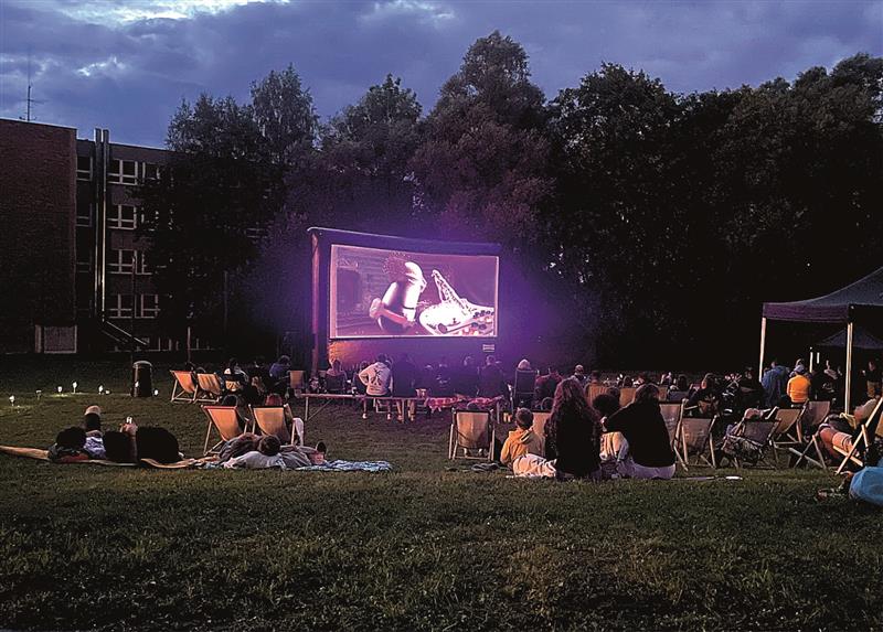 Zatím nejnavštívenějším snímkem letošního letního kina byl animák V hlavě 2. Pořadatelé v novém prostoru sázejí i na Zápisník alkoholičky a film Já, padouch 4. FOTO: KDK