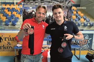 Téměř přesně po roce se opět ukázali v Kopřivnici David Vrubel (vpravo) a Jiří Bříza a pochlubili se již druhou bronzovou medailí z MS. FOTO: M. HAVRAN