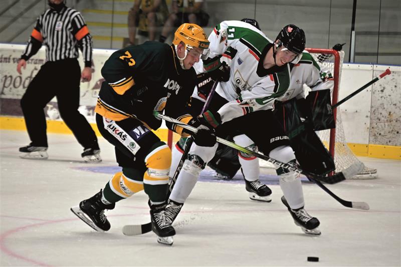 Letní přípravné zápasy v Kopřivnici odstartoval atraktivní souboj VHK Vsetín (tmavší dresy) – GKS Tychy. FOTO: MAREK HAVRAN