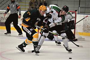 Letní přípravné zápasy v Kopřivnici odstartoval atraktivní souboj VHK Vsetín (tmavší dresy) – GKS Tychy. FOTO: MAREK HAVRAN