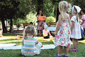 V pátek 16. srpna proběhl poslední prázdninový koutek čtení, během kterých se dětem na zahradách mateřských škol představovala dětská literatura.  FOTO: DAVID MACHÁČEK