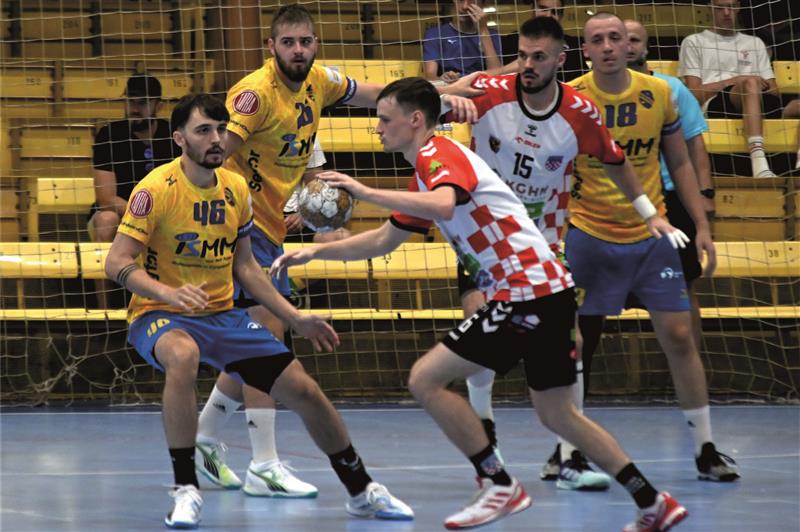 V jednom ze tří utkání na turnaji se Kopřivnice poměřila s polským Glogówem, na snímku v obraně zleva dvě letní posily Kopřivnice Matěj Pelák a Kristián Galia.  FOTO: MAREK HAVRAN