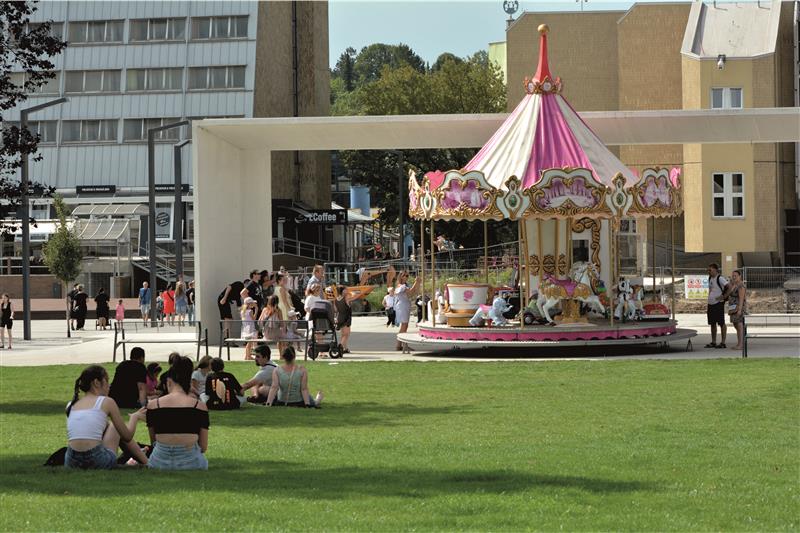 Kopřivnice minulý týden žila oslavami Bartolomějské pouti. Hlavní místa dění byla na prostranství u Albertu a v sadu E. Beneše. V novém centru byl symbolicky umístěn jeden dětský kolotoč. FOTO: DAVID MACHÁČEK