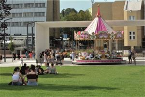 Kopřivnice minulý týden žila oslavami Bartolomějské pouti. Hlavní místa dění byla na prostranství u Albertu a v sadu E. Beneše. V novém centru byl symbolicky umístěn jeden dětský kolotoč. FOTO: DAVID MACHÁČEK