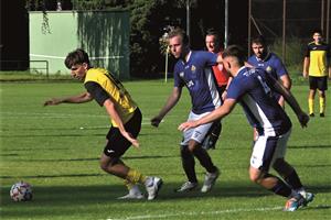 Hlavní hvězdou utkání ve Vlčovicích byl domácí útočník David Tuma (s míčem), který vstřelil tři branky vítězného týmu. FOTO: MAREK HAVRAN