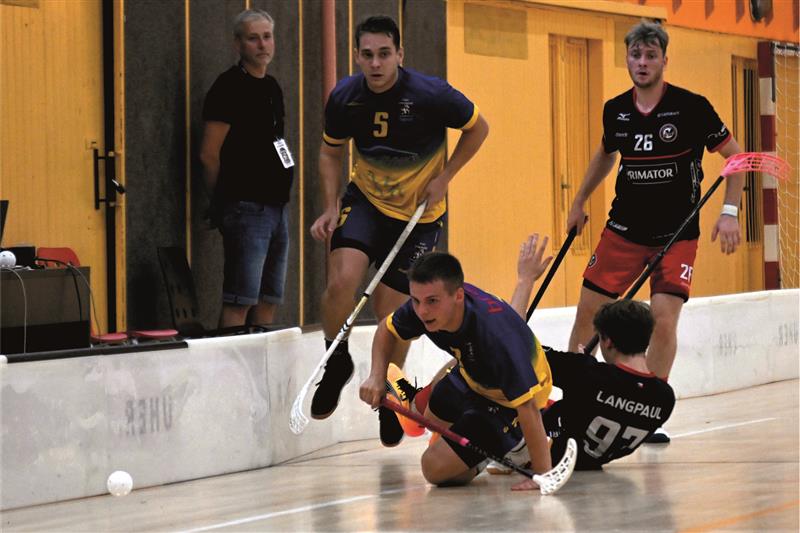 V prvoligové premiéře proti Náchodu bojují o míček florbalisté Kopřivnice Jakub Kostelník (č. 5) a Vojtěch Zátopek (vpředu na zemi). FOTO: M. HAVRAN