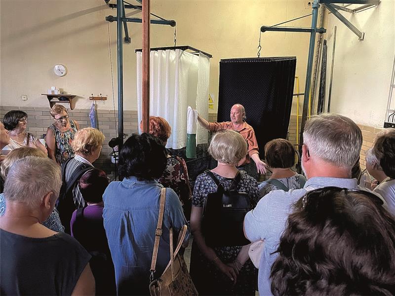 Senioři v rámci poznávacího zájezdu, který se uskutečnil ve středu 4. září, navštívili ve Strážnici dílnu modrotisku. FOTO: PAVLA ŽÁČKOVÁ