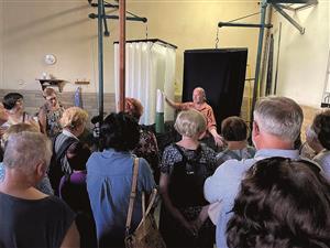 Senioři v rámci poznávacího zájezdu, který se uskutečnil ve středu 4. září, navštívili ve Strážnici dílnu modrotisku. FOTO: PAVLA ŽÁČKOVÁ