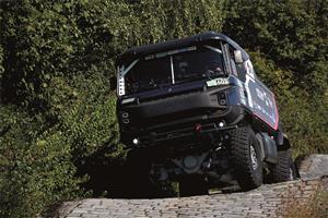 Nový závodní kamion ostravského Fesh Fesh týmu FF7 4 × 4 se minulý týden proháněl na speciálních vozovkách tatrováckého polygonu. FOTO: DAVID MACHÁČEK