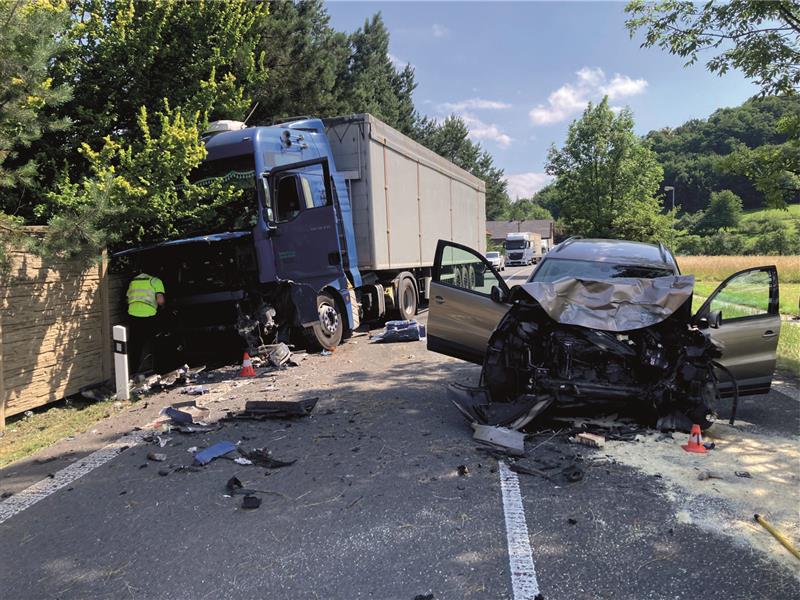 Kopřivničtí dobrovolní hasiči zasahovali 25. června u dopravní nehody ve Vlčovicích, kde došlo k čelnímu střetu osobního a nákladního automobilu. FOTO: JSDH KOPŘIVNICE