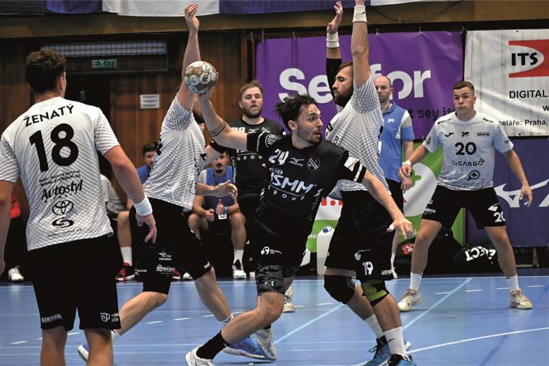 Házenkáři Kopřivnice zahájili nový ročník extraligy výhrou. Na snímku střílí jeden ze svých tří gólů do sítě Jičína jedna z letních posil Matěj Pelák. FOTO: MAREK HAVRAN