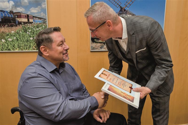 Tomáš Vrzal byl jedním z Kopřivničanů, který převzal ocenění v rámci projektu Rekordy handicapovaných hrdinů v kategorii Hrdinové handicapu. FOTO: MSK