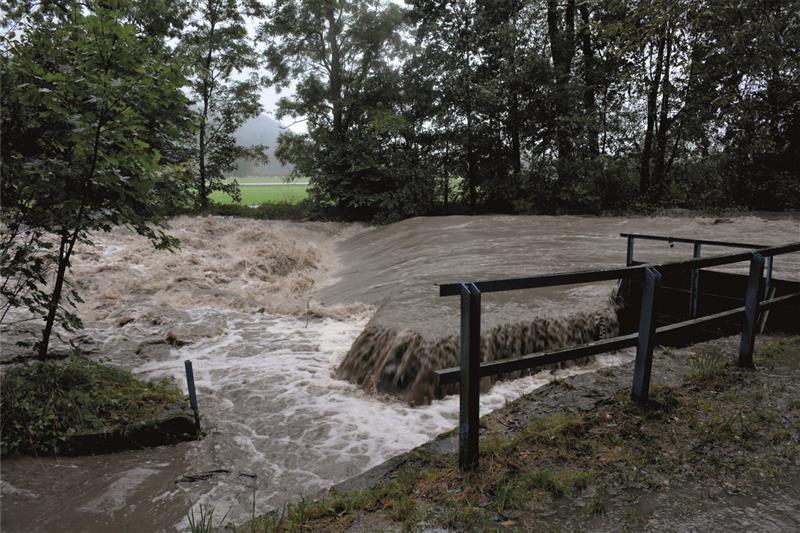 Jedním z nejkritičtějších míst víkendové povodně na území Kopřivnice byl splav na horním konci Vlčovic. V době pořízení snímků se korytem valilo zhruba 141 m3 vody za vteřinu.