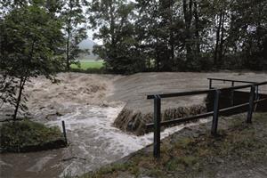 Jedním z nejkritičtějších míst víkendové povodně na území Kopřivnice byl splav na horním konci Vlčovic. V době pořízení snímků se korytem valilo zhruba 141 m3 vody za vteřinu.