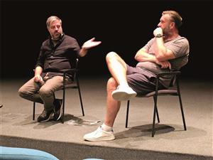 Dušan (vlevo) a Tomáš Neuwerthovi při besedě po projekci dokumentu tata_bojs.doc ve zdejším Filmovém klubu. FOTO: DAVID MACHÁČEK