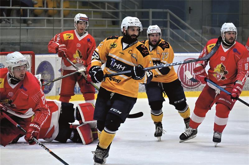 V posledním přípravném zápase před novou sezonou hokejisté Kopřivnice (ve světlejším dresu v popředí Jakub Mach, vzadu Jiří Pargač) doma porazili Opavu 6:4. FOTO: MAREK HAVRAN