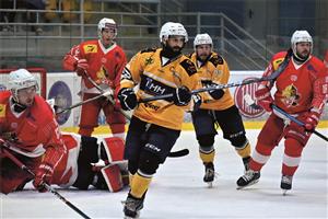 V posledním přípravném zápase před novou sezonou hokejisté Kopřivnice (ve světlejším dresu v popředí Jakub Mach, vzadu Jiří Pargač) doma porazili Opavu 6:4. FOTO: MAREK HAVRAN