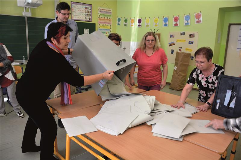 Minulou sobotu úderem čtrnácté hodiny začalo sčítání hlasů odevzdaných do krajského zastupitelstva. Hlasovací lístky byly v Kopřivnici sečteny  okolo 16. hodiny, kdy bylo jasné, že jednoznačným vítězem je hnutí ANO. FOTO: DAVID MACHÁČEK