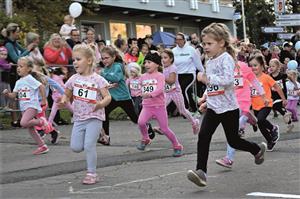 Bezmála čtyři stovky malých běžců a běžkyň se utkalo v dětských bězích, které se konaly tradičně kolem kopřivnického městského úřadu. FOTO: MAREK HAVRAN