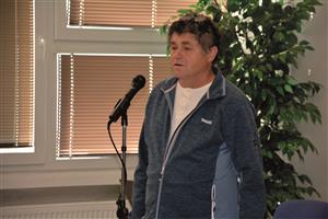 V úvodu zasedání zastupitelstva složil zákonem předepsaný slib Zdeněk Svoboda, zvolený za hnutí ANO, který nahradil rezignujícího kolegu Jiřího Tichánka. FOTO: DAVID MACHÁČEK