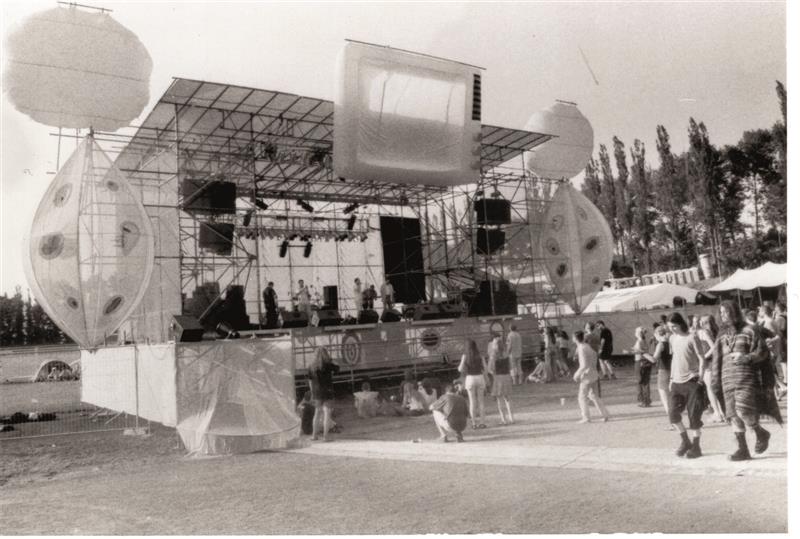 Poslední ročník festivalu v roce 2001 vsadil na originální design i skvělý hudební program, bohužel se to neodrazilo v návštěvnosti. FOTO: DAVID MACHÁČEK