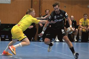 Házenkáři Kopřivnice zvládli i druhé domácí utkání nové sezony, když po dramatu zdolali Maloměřice. Na snímku s míčem domácí Zdeněk Čadra, autor pěti branek. FOTO: MAREK HAVRAN