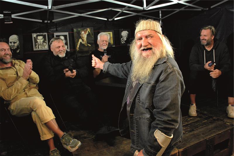 Při besedě o historii Šlahounů a místní alternativní kultury se sešli všichni obvyklí podezřelí. FOTO: DAVID MACHÁČEK