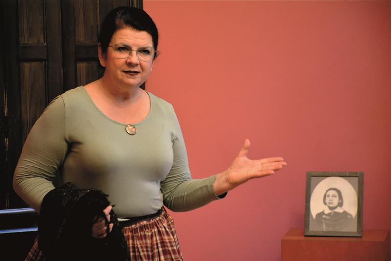 Markéta Palowská je nejen autorkou aktuální výstavy v Lašském muzeu, ale během vernisáže se převtělila do své oblíbené spisovatelky a předčítala z korespondence B. Němcové. FOTO: D. MACHÁČEK