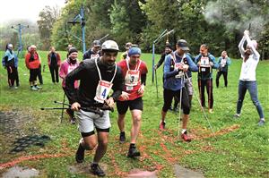 Po třech letech se do Kopřivnice vrátil Everesting. Na sjezdovce Červený kámen se sešlo několik desítek sportovců, kteří se vydali vstříc velkému dobrodružství. Nejlepší jednotlivci, dvojice i dva vícečlenné týmy zdolali všech 39 výstupů. FOTO: MAREK HAVR