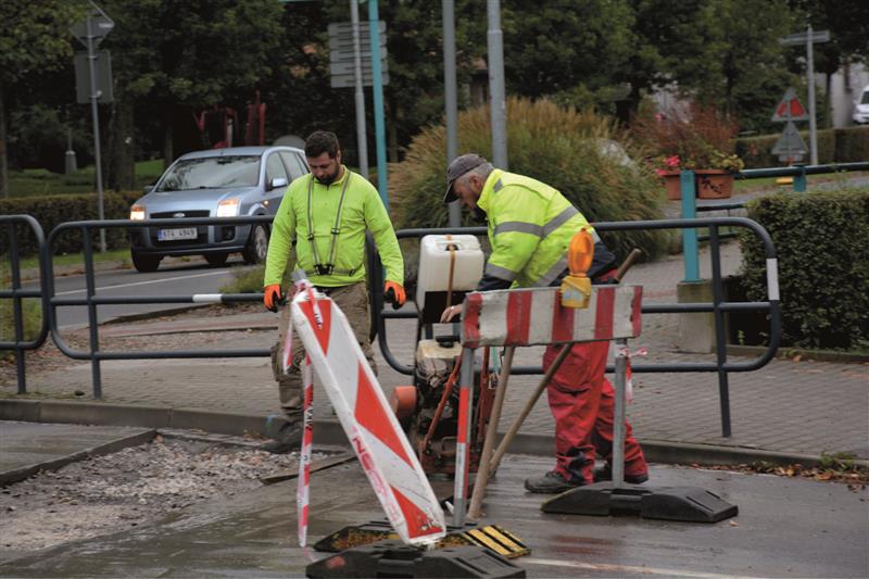 Potrubí v křižovatce ulic Kpt. Jaroše a Štefánikovy bylo vyměněno. V minulém týdnu pracovníci dokončili opravu komunikace a provoz na ní už je bez omezení. FOTO: DAVID MACHÁČEK