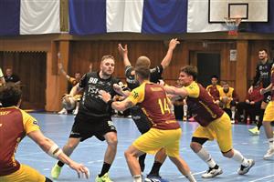 Kopřivnice ještě pět minut před koncem prohrávala o gól, nakonec Duklu Praha přetlačila. Na snímku s míčem zkouší vyzrát na obranu Dukly domácí Marek Bukovský. FOTO: MAREK HAVRAN