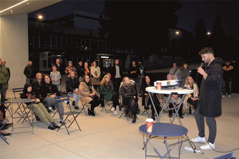 V Lašské bráně byly zájemcům z řad veřejnosti prezentovány návrhy studentů architektury pro možné využití lokality házenkářského hřiště. FOTO: DANA HOĎÁKOVÁ