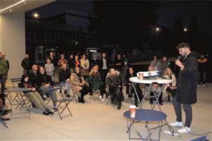 V Lašské bráně byly zájemcům z řad veřejnosti prezentovány návrhy studentů architektury pro možné využití lokality házenkářského hřiště. FOTO: DANA HOĎÁKOVÁ