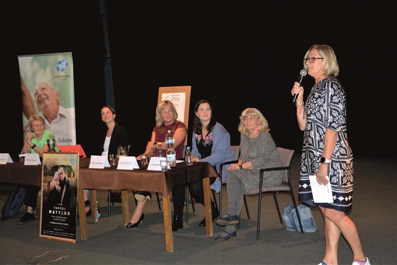 Po projekci snímku Tancuj Matyldo proběhla beseda, jejímž tématem byla péče o osoby postižené Alzheimerovou chorobou.  FOTO: DANA HOĎÁKOVÁ