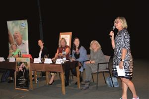 Po projekci snímku Tancuj Matyldo proběhla beseda, jejímž tématem byla péče o osoby postižené Alzheimerovou chorobou.  FOTO: DANA HOĎÁKOVÁ