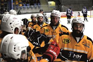 Hokejisté Kopřivnice konečně zlomili sérii porážek a poprvé v sezoně vyhráli. Z prvního gólu v síti Velkého Meziříčí se radovali (zprava) kapitán Mach, Marek, Suchý a Pargač. FOTO: M. HAVRAN