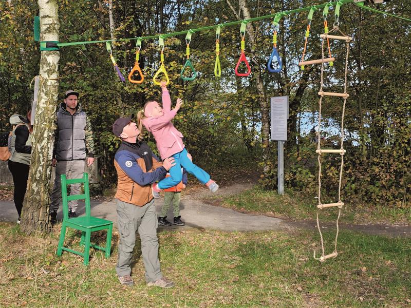 Součástí Dobrodružné stezky byly i překážky, které menší děti zdolávaly za pomoci rodičů. FOTO: DAVID MACHÁČEK