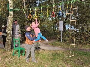 Součástí Dobrodružné stezky byly i překážky, které menší děti zdolávaly za pomoci rodičů. FOTO: DAVID MACHÁČEK