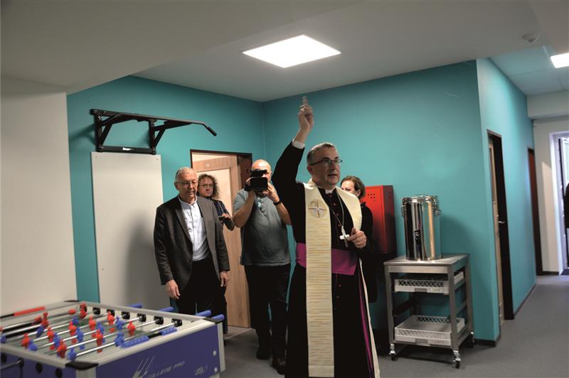 Biskup ostravsko-opavské diecéze Martin David požehnal nově zrekonstruované prostory ve škole sv. Zdislavy. FOTO: DANA HOĎÁKOVÁ