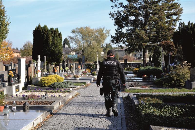 V období Dušiček budou na hřbitovech častěji hlídkovat jak strážníci městské policie, tak státní policisté.  FOTO: DANA HOĎÁKOVÁ