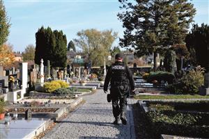 V období Dušiček budou na hřbitovech častěji hlídkovat jak strážníci městské policie, tak státní policisté.  FOTO: DANA HOĎÁKOVÁ