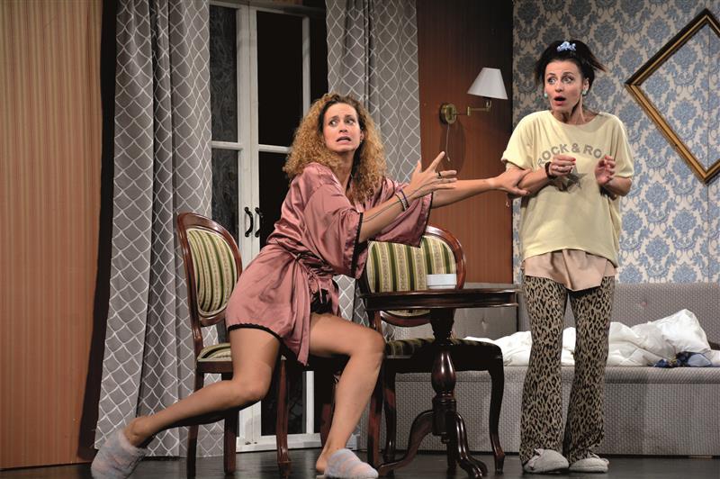 V bláznivé komedii s detektivní zápletkou nazvané Nohy vzhůru hostovaly na jevišti KDK v minulém týdnu herečky Kateřina Pechová a Markéta Procházková. FOTO: DAVID MACHÁČEK