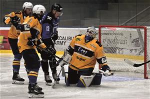 Hokejisté Kopřivnice doma skolili suveréna soutěže Havířov. Na snímku z tohoto utkání likviduje jednu z ošemetných situací před svou svatyní domácí gólman Andreas Kubáň. FOTO: M. HAVRAN
