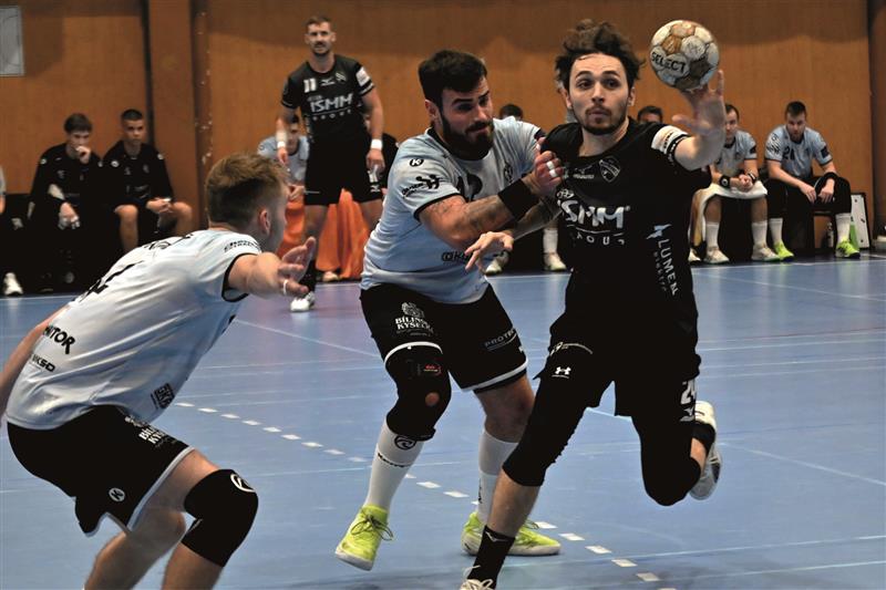 Házenkáři Kopřivnice s Lovosicemi nezachytili začátek a pak už se jen vezli. Na snímku rozehrává míč svým spoluhráčům domácí spojka Matěj Pelák. FOTO: MAREK HAVRAN