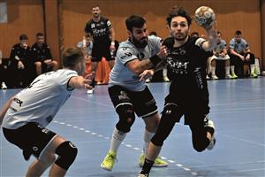 Házenkáři Kopřivnice s Lovosicemi nezachytili začátek a pak už se jen vezli. Na snímku rozehrává míč svým spoluhráčům domácí spojka Matěj Pelák. FOTO: MAREK HAVRAN